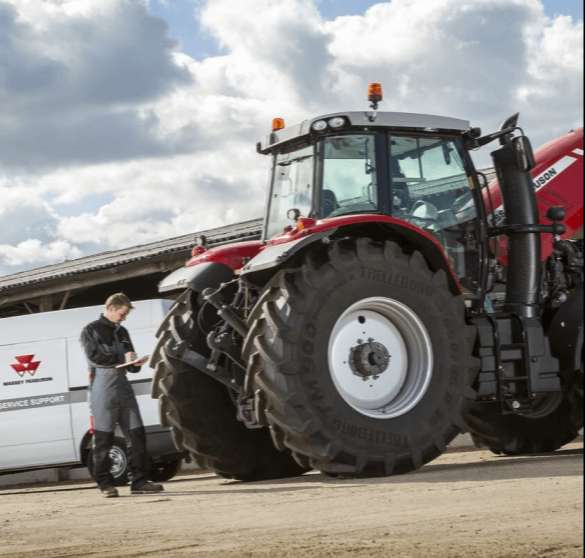 mężczyzna sprawdza stan ciągnika mf w serwisie massey ferguson