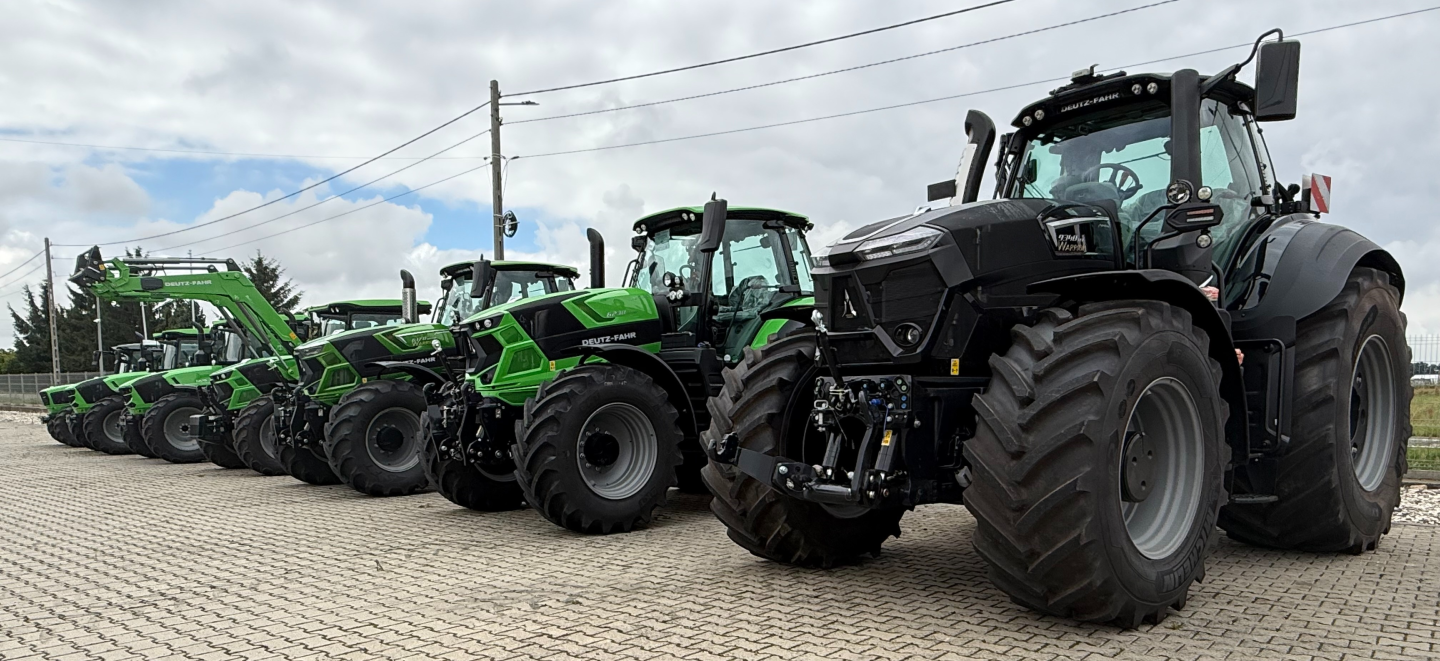 ciągnik deutz fahr przed siedzibą firmy Kachniarz