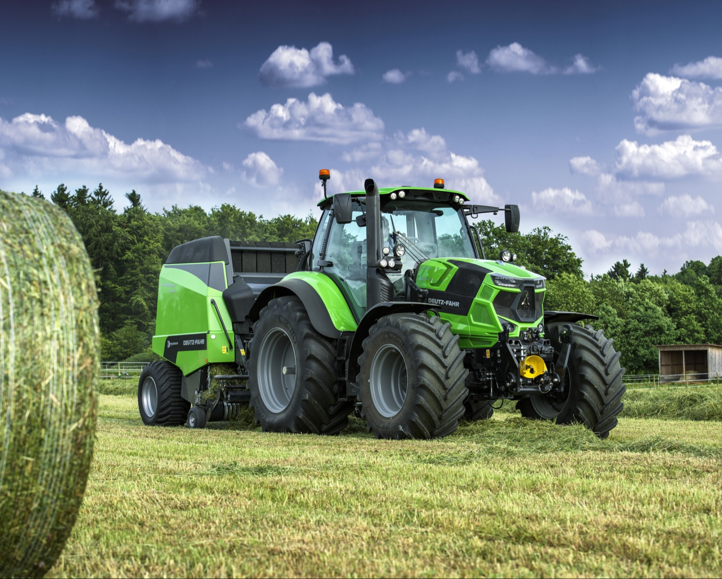 pracownik serwisu deutz-fahr obok traktora rolniczego deutz-fahr