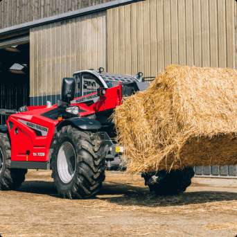 ładowarka massey ferguson w trakcie ładowania