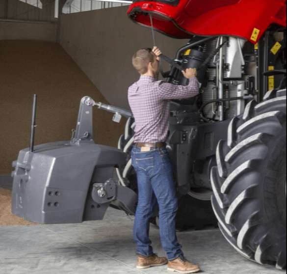 rolnik sprawdza jakie kupić części do ciągników massey ferguson