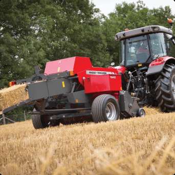 prasa kostkująca Massey Ferguson w trakcie pracy