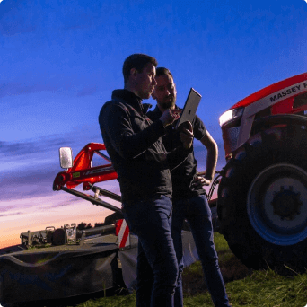 rolnicy szukają odpowiednich maszyn uprawowych i ciągników massey ferguson